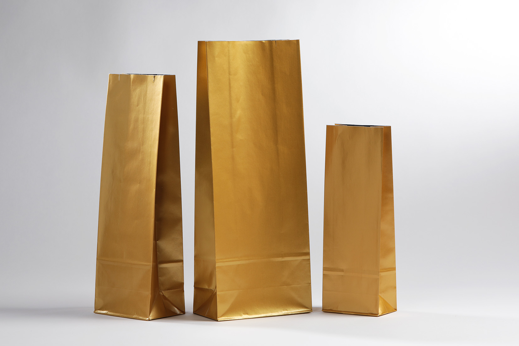 Gold coloured paper bags - Image 2